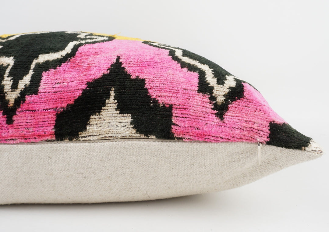 Silk/Velvet Kissenhülle 50×50 cm mit geometrischem Ikat-Muster Pink, gelb, black, offwhite