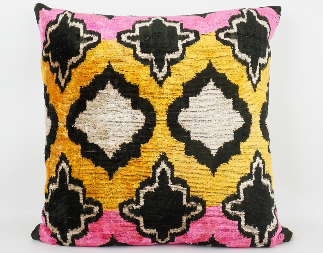 Silk/Velvet Kissenhülle 50×50 cm mit geometrischem Ikat-Muster Pink, gelb, black, offwhite