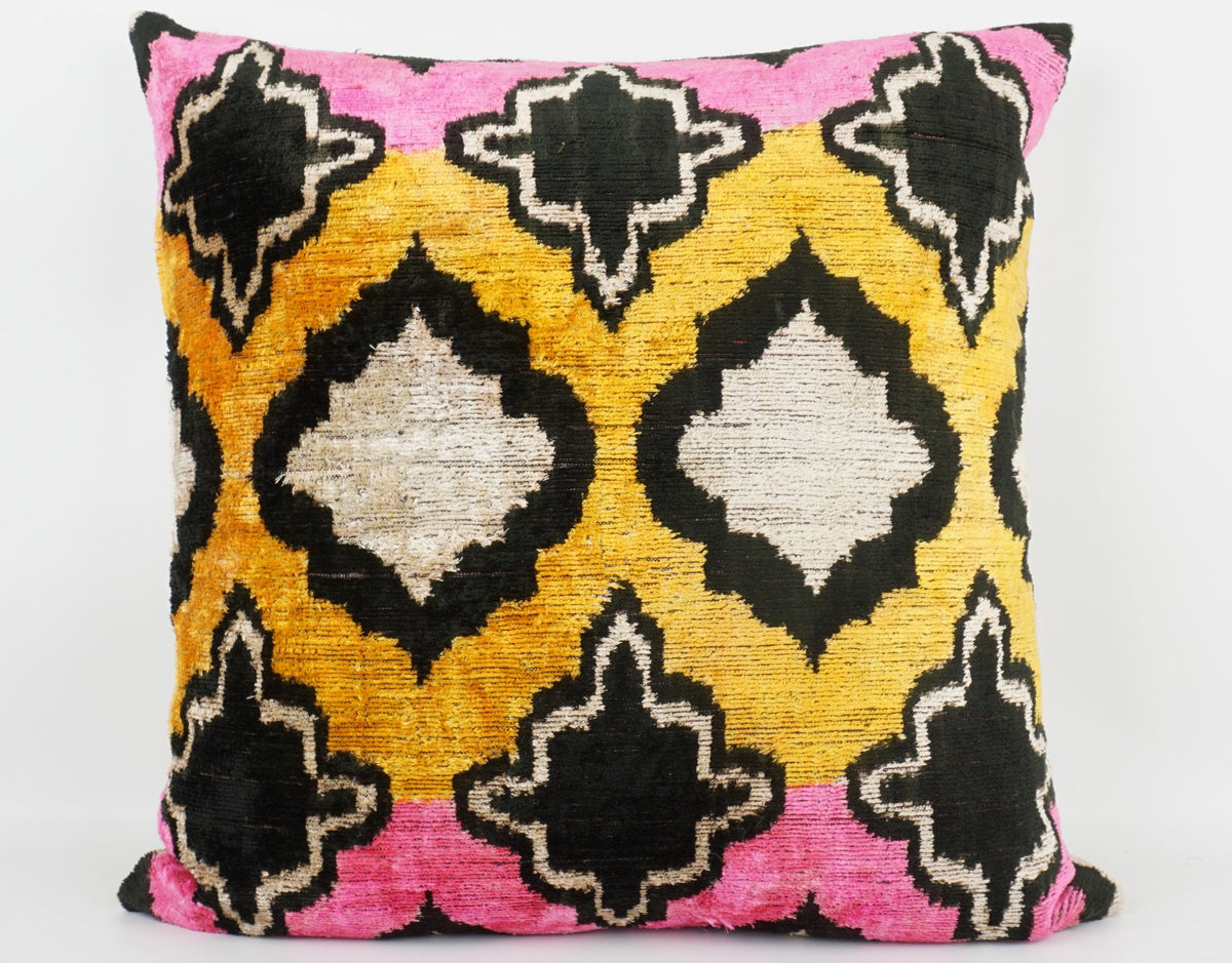 Silk/Velvet Kissenhülle 50×50 cm mit geometrischem Ikat-Muster Pink, gelb, black, offwhite