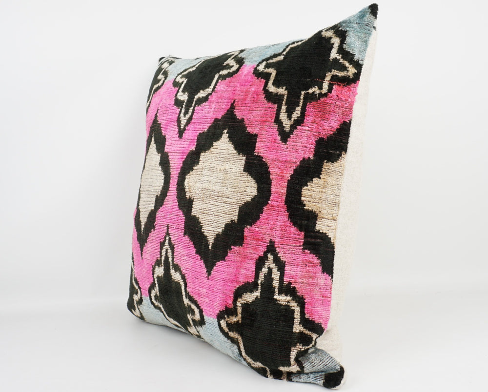 Silk/Velvet Kissenhülle 50×50 cm mit geometrischem Ikat-Muster Pink, Aqua, Schwarz, Offwhite