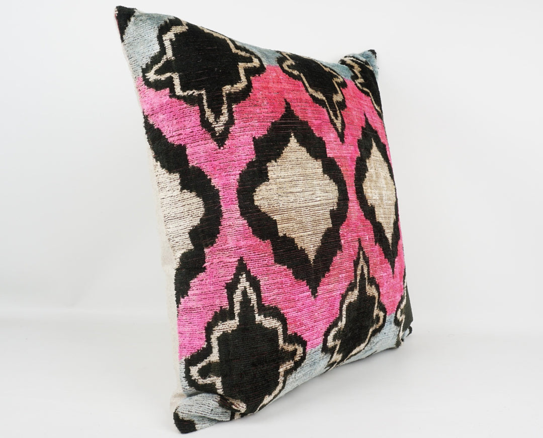 Silk/Velvet Kissenhülle 50×50 cm mit geometrischem Ikat-Muster Pink, Aqua, Schwarz, Offwhite