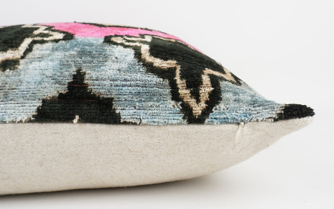 Silk/Velvet Kissenhülle 50×50 cm mit geometrischem Ikat-Muster Pink, Aqua, Schwarz, Offwhite