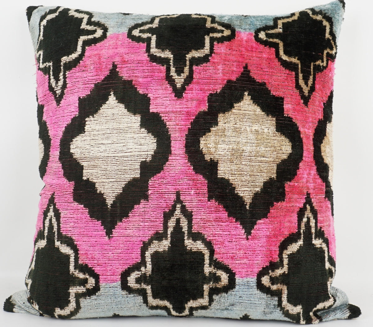 Silk/Velvet Kissenhülle 50×50 cm mit geometrischem Ikat-Muster Pink, Aqua, Schwarz, Offwhite