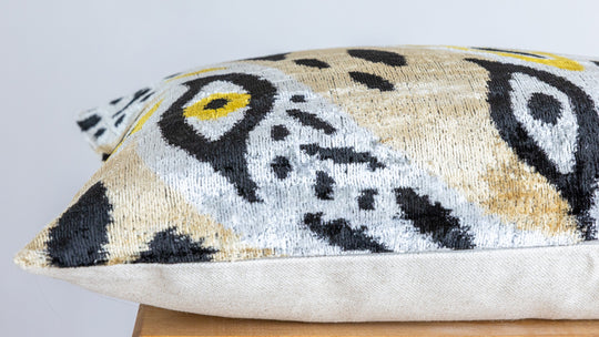 Silk/Velvet Kissenhülle 40x60cm Ikat Ovalformen Offwhite Schwarz Gelb Sand
