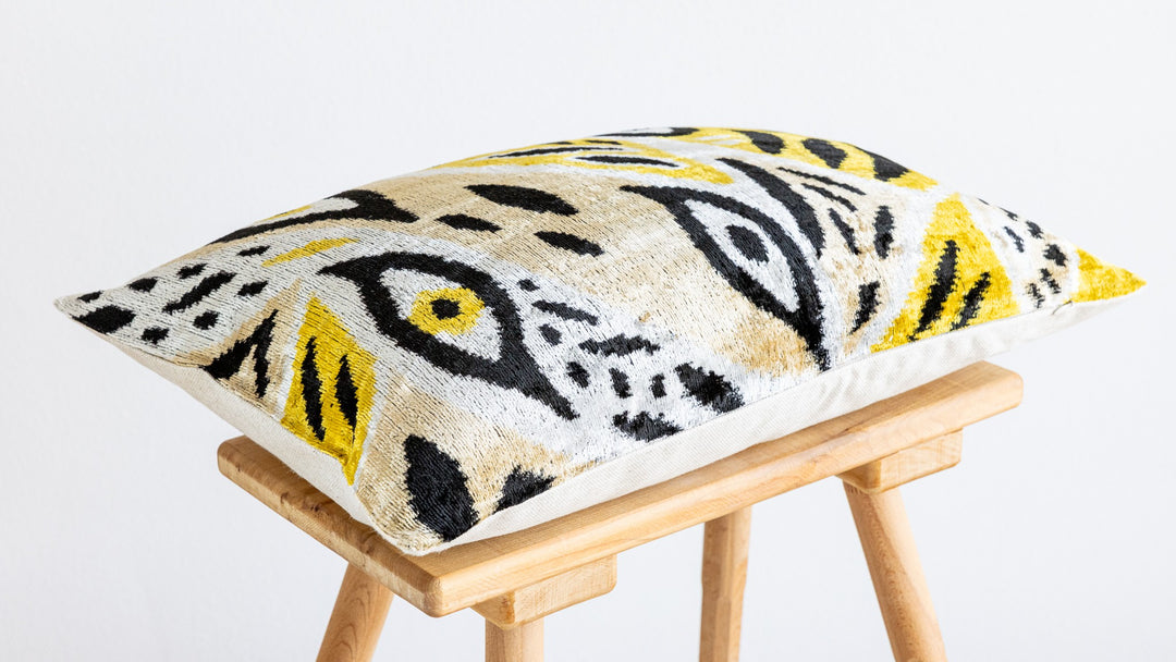 Silk/Velvet Kissenhülle 40x60cm Ikat Ovalformen Offwhite Schwarz Gelb Sand