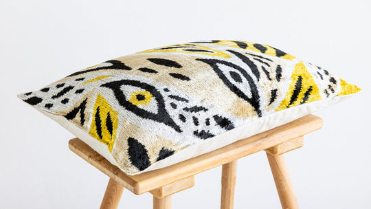 Silk/Velvet Kissenhülle 40x60cm Ikat Ovalformen Offwhite Schwarz Gelb Sand