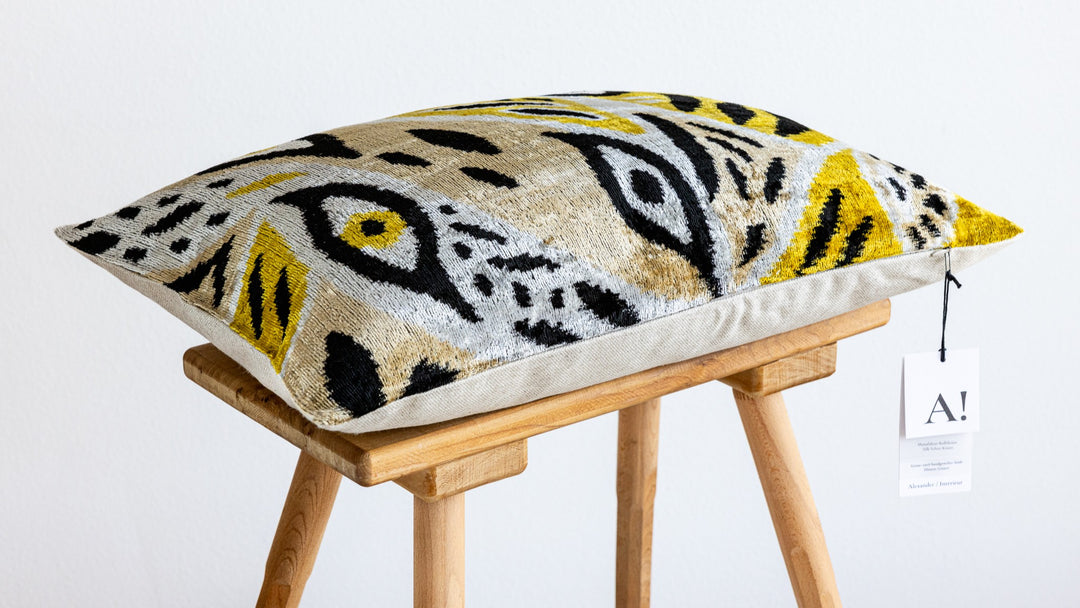 Silk/Velvet Kissenhülle 40x60cm Ikat Ovalformen Offwhite Schwarz Gelb Sand