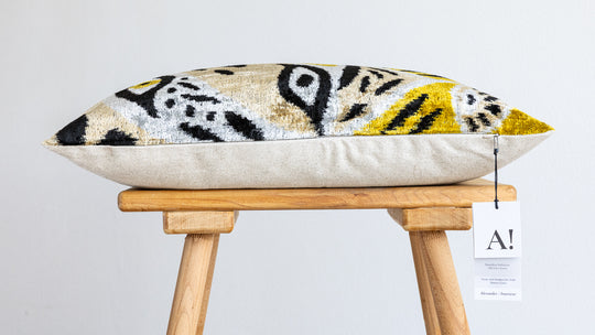 Silk/Velvet Kissenhülle 40x60cm Ikat Ovalformen Offwhite Schwarz Gelb Sand