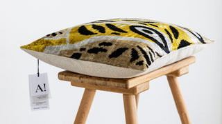 Silk/Velvet Kissenhülle 40x60cm Ikat Ovalformen Offwhite Schwarz Gelb Sand