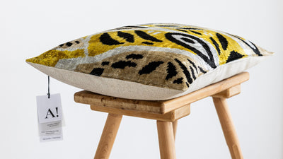 Silk/Velvet Kissenhülle 40x60cm Ikat Ovalformen Offwhite Schwarz Gelb Sand