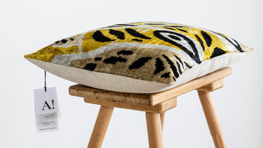 Silk/Velvet Kissenhülle 40x60cm Ikat Ovalformen Offwhite Schwarz Gelb Sand