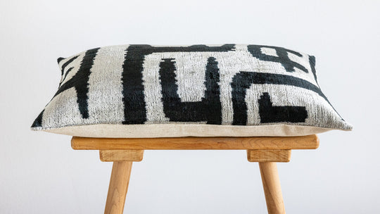 Silk/Velvet Kissenhülle 40x60cm Grafik-Maze Offwhite-Schwarz
