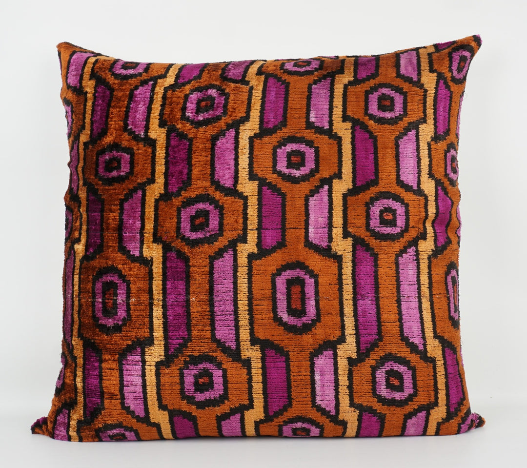 Seidenkissen 50×50cm mit grafischem Retro-Muster in Magenta, Kupfer und Schwarz; Vorderseite 100 % Seide (Silk-Velvet), Rückseite Baumwolle/Leinen.