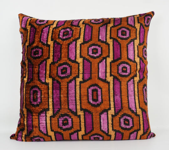 Seidenkissen 50×50cm mit grafischem Retro-Muster in Magenta, Kupfer und Schwarz; Vorderseite 100 % Seide (Silk-Velvet), Rückseite Baumwolle/Leinen.