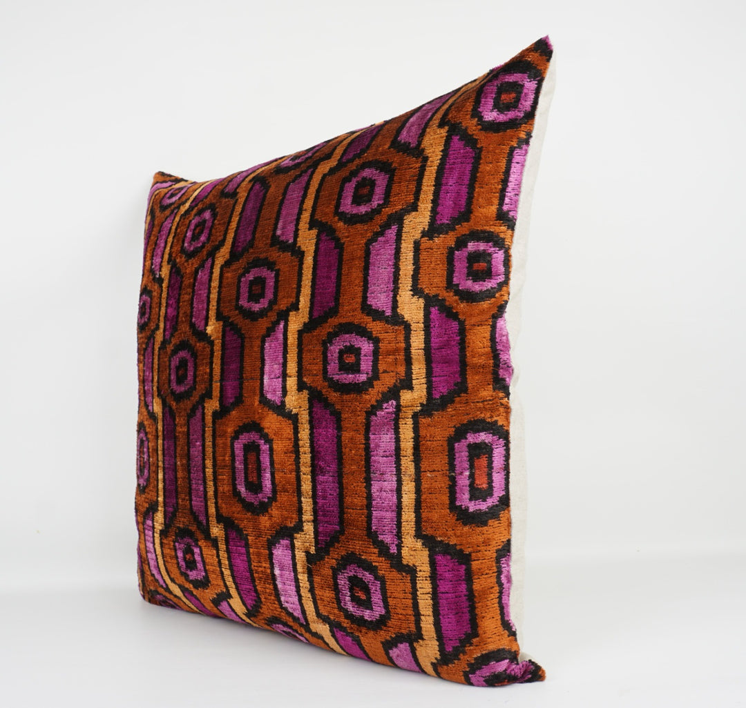 Seidenkissen 50×50cm mit grafischem Retro-Muster in Magenta, Kupfer und Schwarz; Vorderseite 100 % Seide (Silk-Velvet), Rückseite Baumwolle/Leinen.