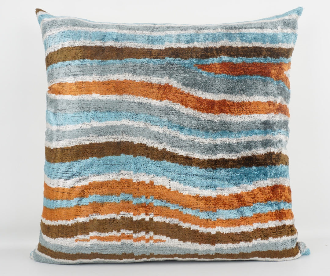 Seidenkissen 60×60 mit Wellenmuster in Pink, Lila und Rot; Vorderseite 100 % Seide (Silk-Velvet), Rückseite Baumwolle/Leinen.