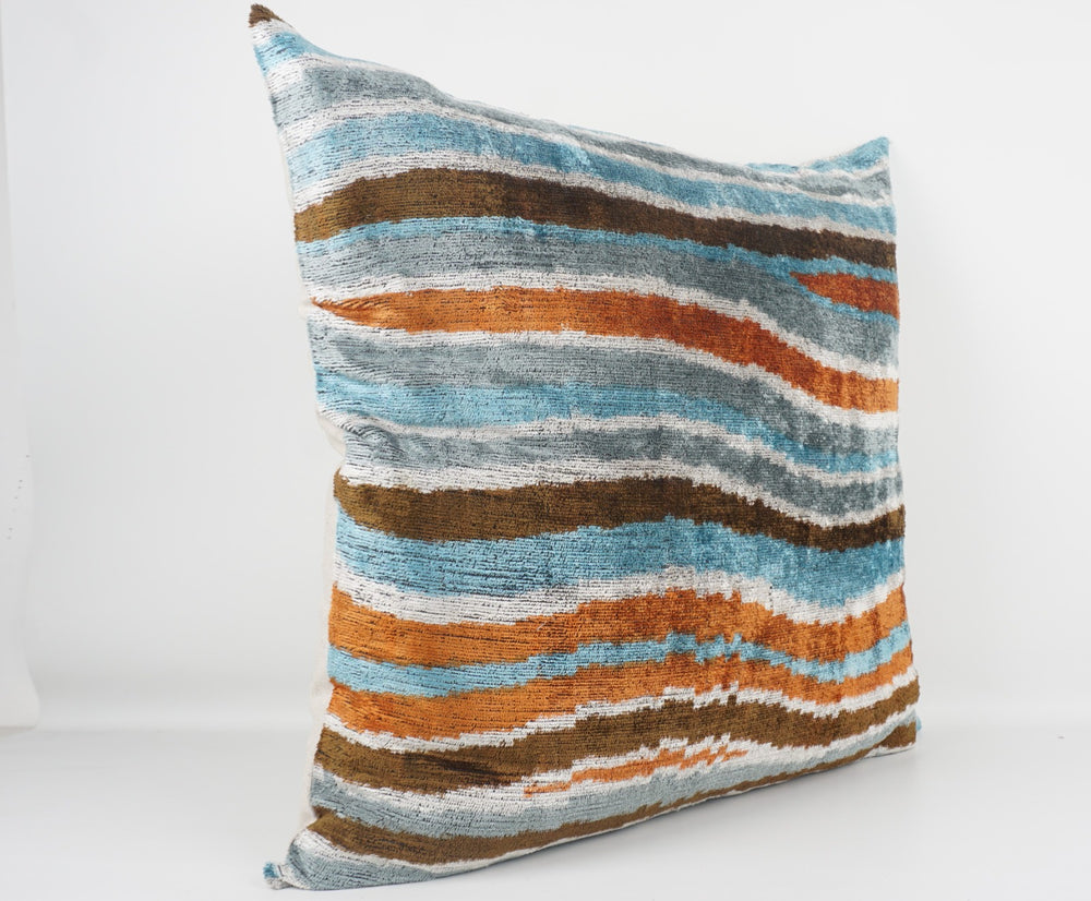 Seidenkissen 60×60 mit Wellenmuster in Pink, Lila und Rot; Vorderseite 100 % Seide (Silk-Velvet), Rückseite Baumwolle/Leinen.