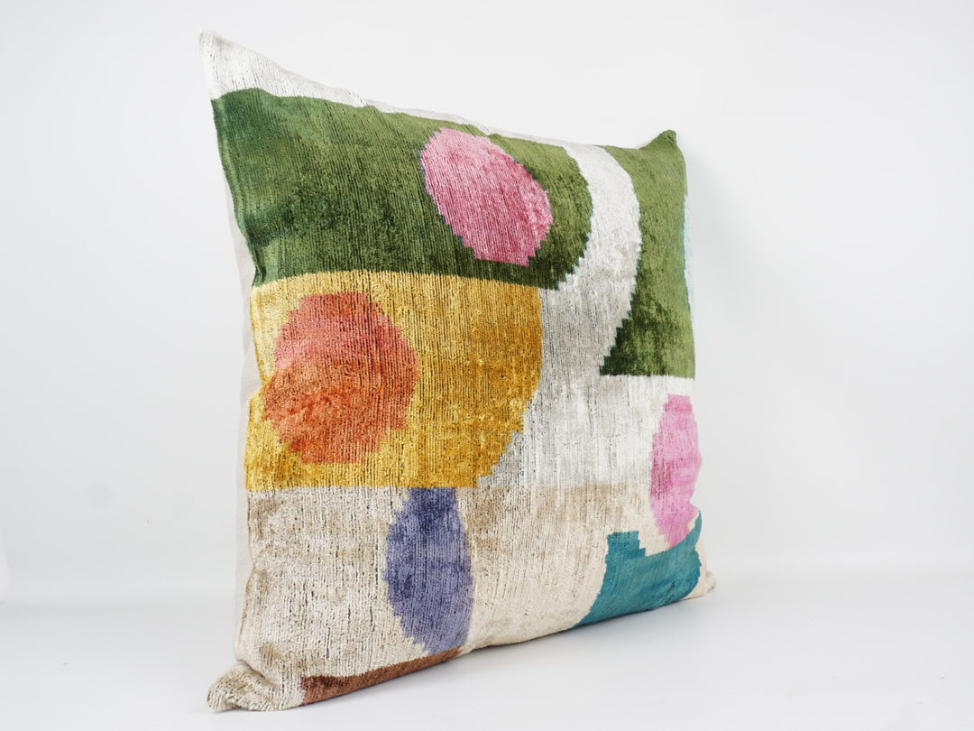 Seidenkissen 60×60cm mit abstraktem Farbflächen-Muster in Grün, Rosa, Gold, Blau und Creme; Vorderseite 100 % Seide (Silk-Velvet), Rückseite Baumwolle/Leinen.
