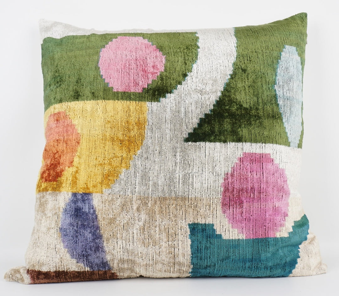 Seidenkissen 60×60cm mit abstraktem Farbflächen-Muster in Grün, Rosa, Gold, Blau und Creme; Vorderseite 100 % Seide (Silk-Velvet), Rückseite Baumwolle/Leinen.
