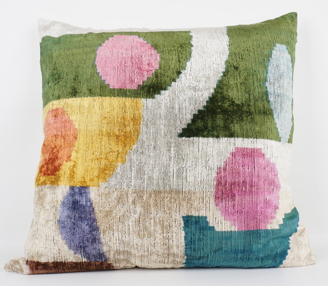 Seidenkissen 60×60cm mit abstraktem Farbflächen-Muster in Grün, Rosa, Gold, Blau und Creme; Vorderseite 100 % Seide (Silk-Velvet), Rückseite Baumwolle/Leinen.