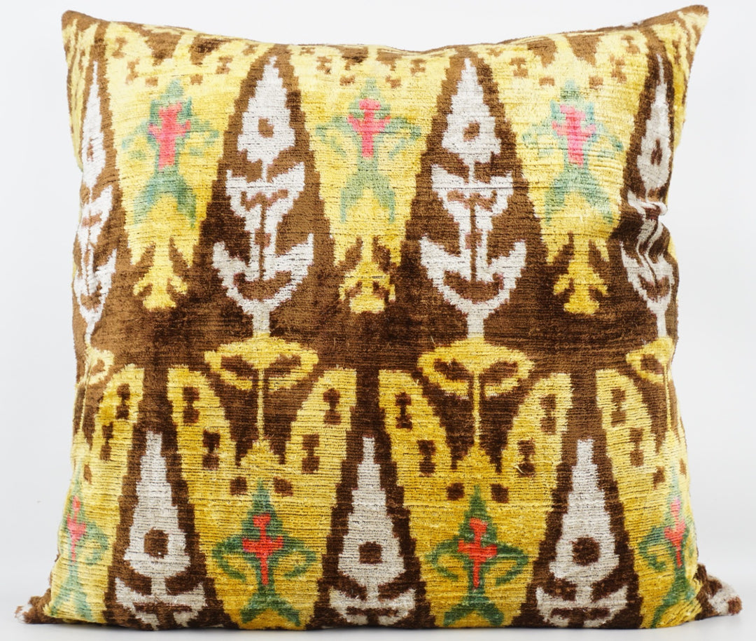 Seidenkissen 60×60cm mit Ikat-Muster in Gold, Braun und Grün; Vorderseite 100 % Seide (Silk-Velvet), Rückseite Baumwolle/Leinen.