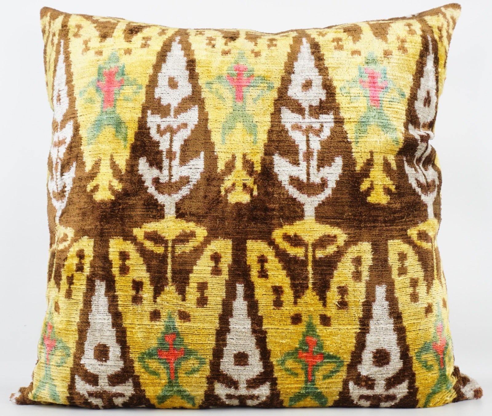 Seidenkissen 60×60cm mit Ikat-Muster in Gold, Braun und Grün; Vorderseite 100 % Seide (Silk-Velvet), Rückseite Baumwolle/Leinen.