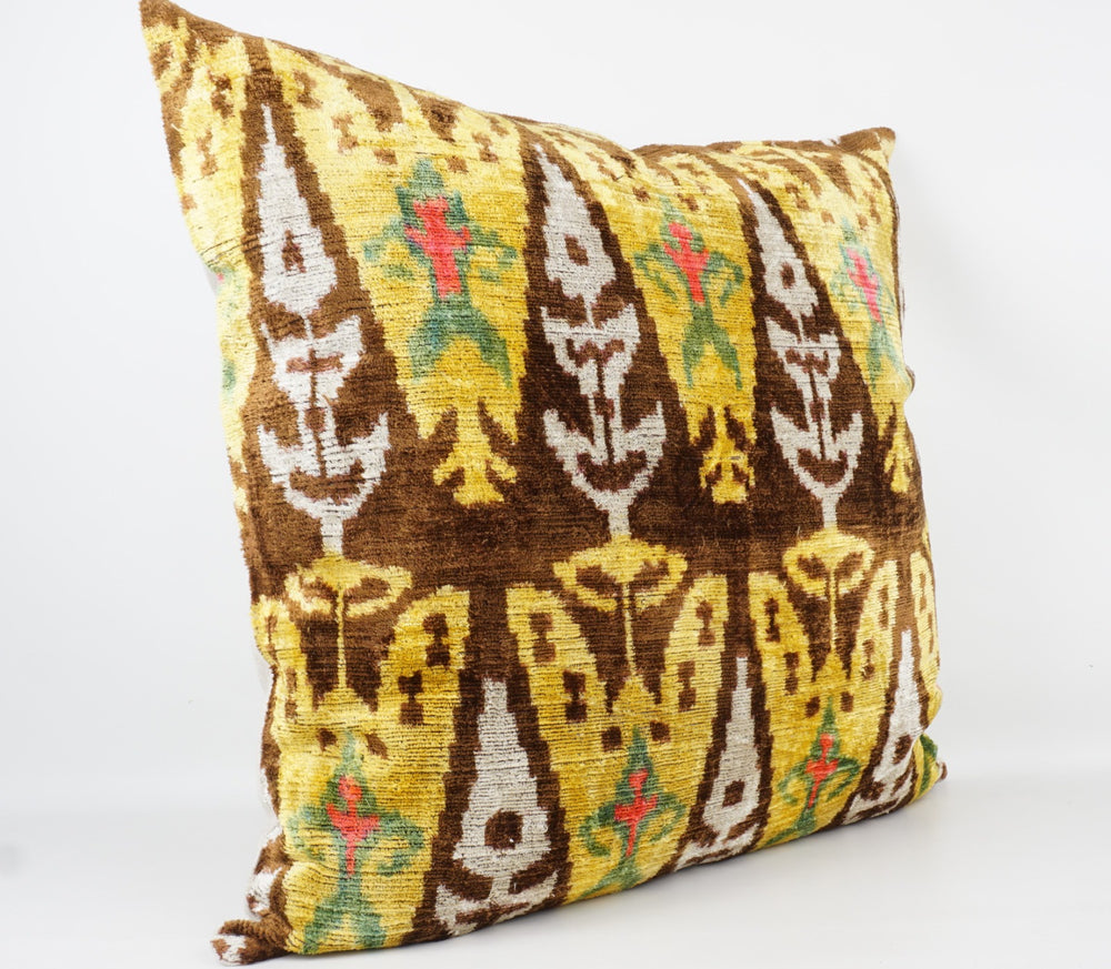 Seidenkissen 60×60cm mit Ikat-Muster in Gold, Braun und Grün; Vorderseite 100 % Seide (Silk-Velvet), Rückseite Baumwolle/Leinen.
