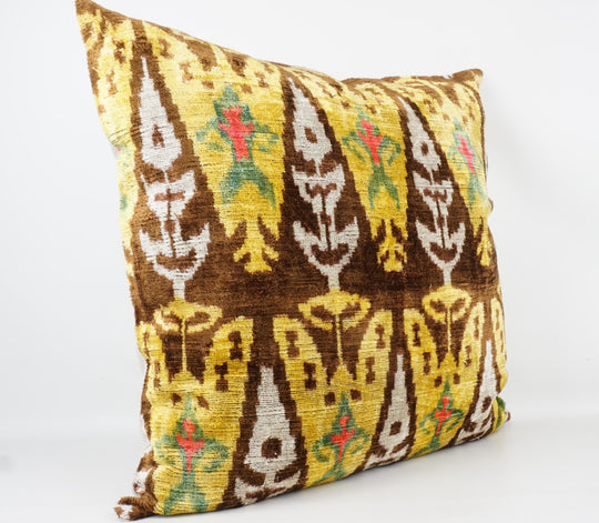 Seidenkissen 60×60cm mit Ikat-Muster in Gold, Braun und Grün; Vorderseite 100 % Seide (Silk-Velvet), Rückseite Baumwolle/Leinen.