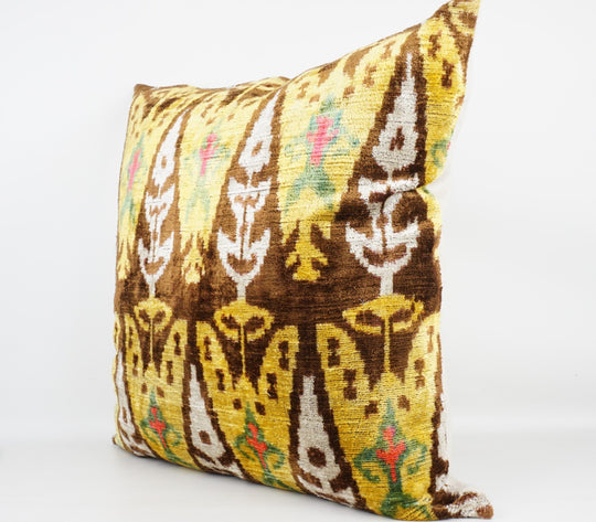 Seidenkissen 60×60cm mit Ikat-Muster in Gold, Braun und Grün; Vorderseite 100 % Seide (Silk-Velvet), Rückseite Baumwolle/Leinen.