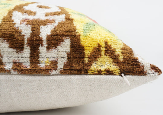 Seidenkissen 60×60cm mit Ikat-Muster in Gold, Braun und Grün; Vorderseite 100 % Seide (Silk-Velvet), Rückseite Baumwolle/Leinen.