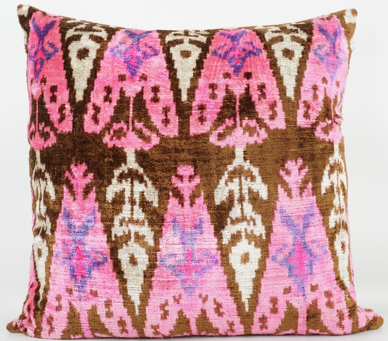 Seidenkissen 60×60cm mit Ikat-Muster in Pink, Braun und Flieder; Vorderseite 100 % Seide (Silk-Velvet), Rückseite Baumwolle/Leinen.