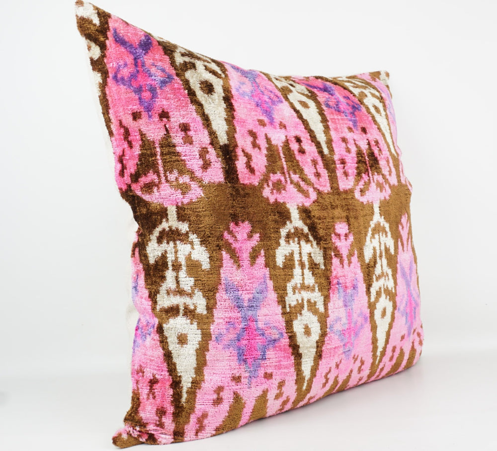 Seidenkissen 60×60cm mit Ikat-Muster in Pink, Braun und Flieder; Vorderseite 100 % Seide (Silk-Velvet), Rückseite Baumwolle/Leinen.