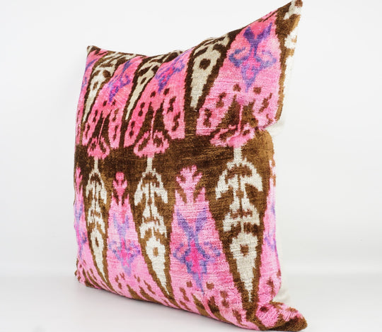 Seidenkissen 60×60cm mit Ikat-Muster in Pink, Braun und Flieder; Vorderseite 100 % Seide (Silk-Velvet), Rückseite Baumwolle/Leinen.