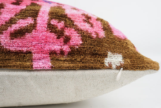 Seidenkissen 60×60cm mit Ikat-Muster in Pink, Braun und Flieder; Vorderseite 100 % Seide (Silk-Velvet), Rückseite Baumwolle/Leinen.
