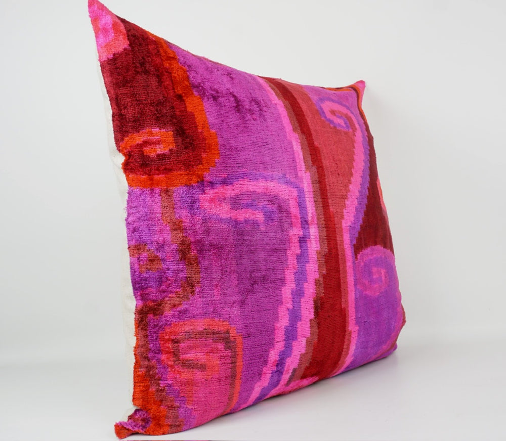 Seidenkissen 60×60cm mit Spiral-Muster in Pink, Rot und Violett; Vorderseite 100 % Seide (Silk-Velvet), Rückseite Baumwolle/Leinen.