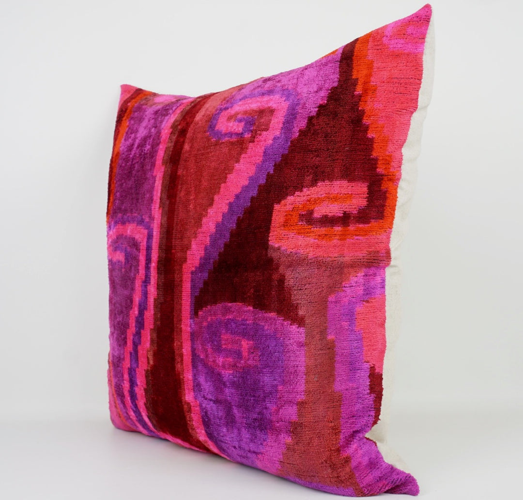 Seidenkissen 60×60cm mit Spiral-Muster in Pink, Rot und Violett; Vorderseite 100 % Seide (Silk-Velvet), Rückseite Baumwolle/Leinen.
