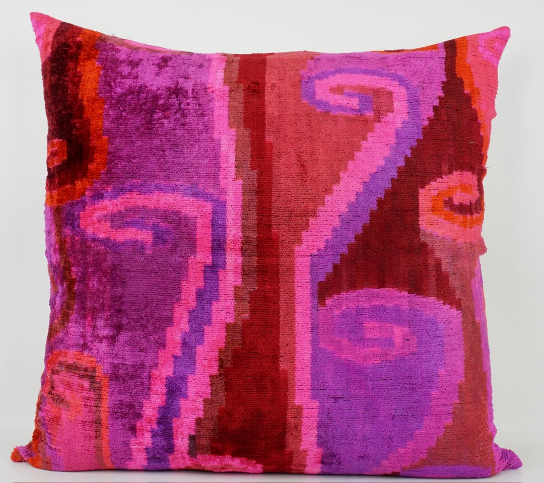 Seidenkissen 60×60cm mit Spiral-Muster in Pink, Rot und Violett; Vorderseite 100 % Seide (Silk-Velvet), Rückseite Baumwolle/Leinen.