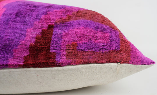 Seidenkissen 60×60cm mit Spiral-Muster in Pink, Rot und Violett; Vorderseite 100 % Seide (Silk-Velvet), Rückseite Baumwolle/Leinen.