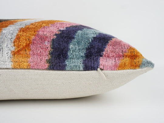 Kissenhülle 40×60 mit Arc-/Wellenstreifen in Pink, Rot, Gelb und Violett; Vorderseite aus 100 % Seide (Silk-Velvet), Rückseite aus Leinen, dezenter Glanz.