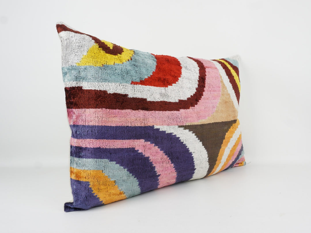 Kissenhülle 40×60 mit Arc-/Wellenstreifen in Pink, Rot, Gelb und Violett; Vorderseite aus 100 % Seide (Silk-Velvet), Rückseite aus Leinen, dezenter Glanz.