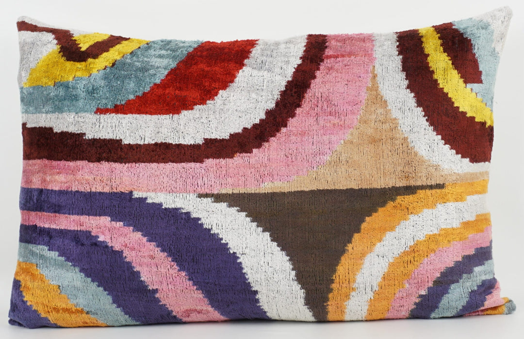 Kissenhülle 40×60 mit Arc-/Wellenstreifen in Pink, Rot, Gelb und Violett; Vorderseite aus 100 % Seide (Silk-Velvet), Rückseite aus Leinen, dezenter Glanz.