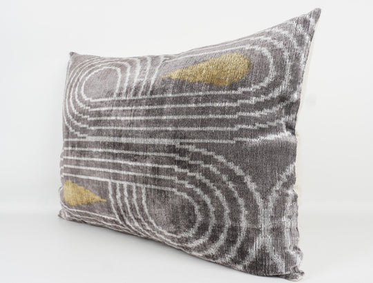 Seidenkissen 40×60 mit grauem Linien-/Bogenmuster und goldenen Tropfen; Vorderseite aus 100 % Seide (Silk-Velvet), Rückseite aus Leinen.