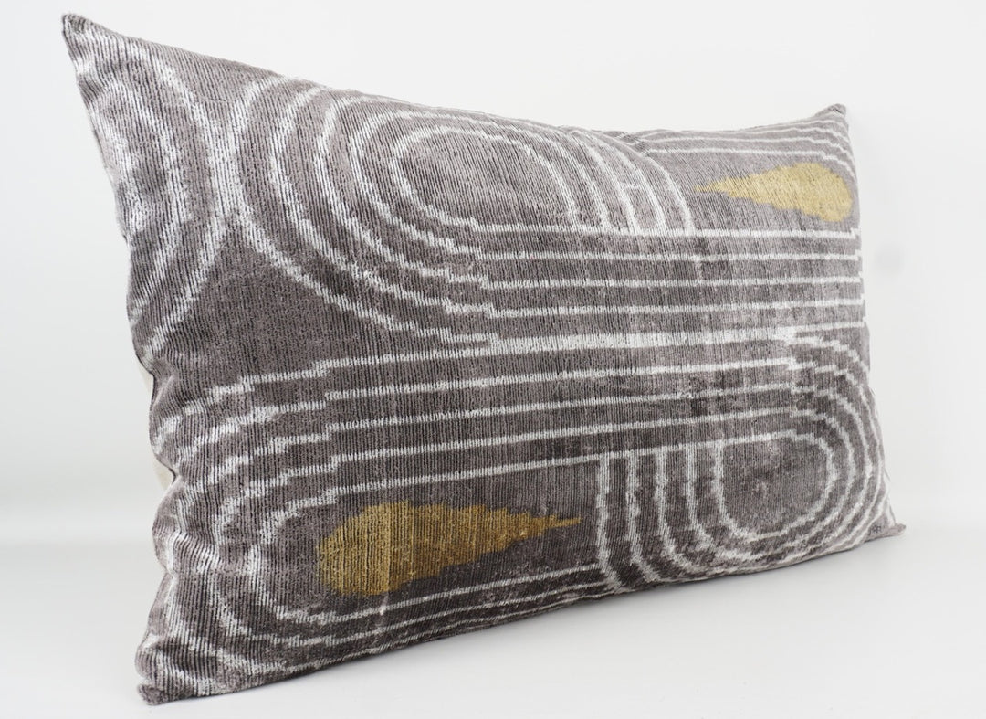 Seidenkissen 40×60 mit grauem Linien-/Bogenmuster und goldenen Tropfen; Vorderseite aus 100 % Seide (Silk-Velvet), Rückseite aus Leinen.