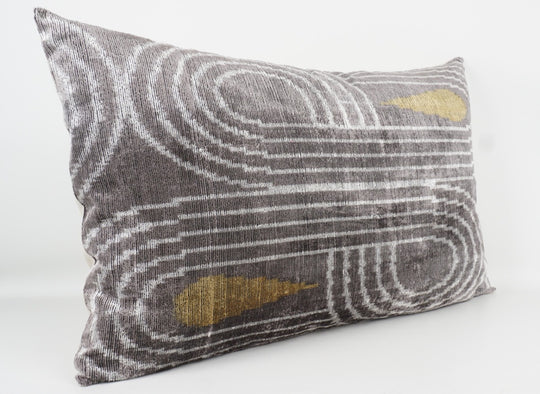 Seidenkissen 40×60 mit grauem Linien-/Bogenmuster und goldenen Tropfen; Vorderseite aus 100 % Seide (Silk-Velvet), Rückseite aus Leinen.