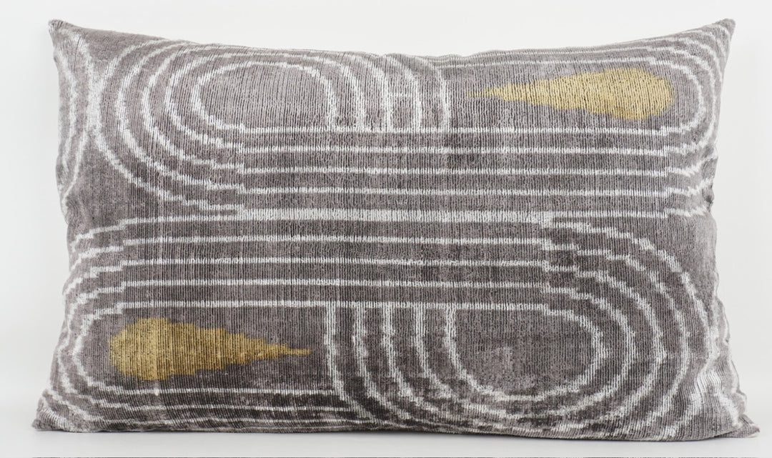 Seidenkissen 40×60 mit grauem Linien-/Bogenmuster und goldenen Tropfen; Vorderseite aus 100 % Seide (Silk-Velvet), Rückseite aus Leinen.