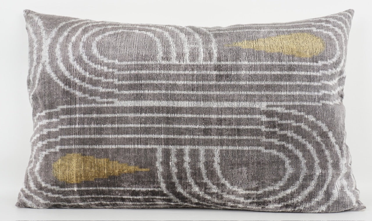 Seidenkissen 40×60 mit grauem Linien-/Bogenmuster und goldenen Tropfen; Vorderseite aus 100 % Seide (Silk-Velvet), Rückseite aus Leinen.