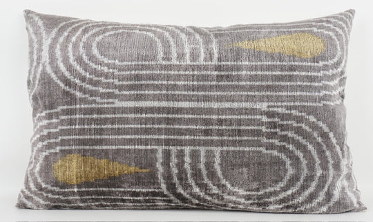 Seidenkissen 40×60 mit grauem Linien-/Bogenmuster und goldenen Tropfen; Vorderseite aus 100 % Seide (Silk-Velvet), Rückseite aus Leinen.