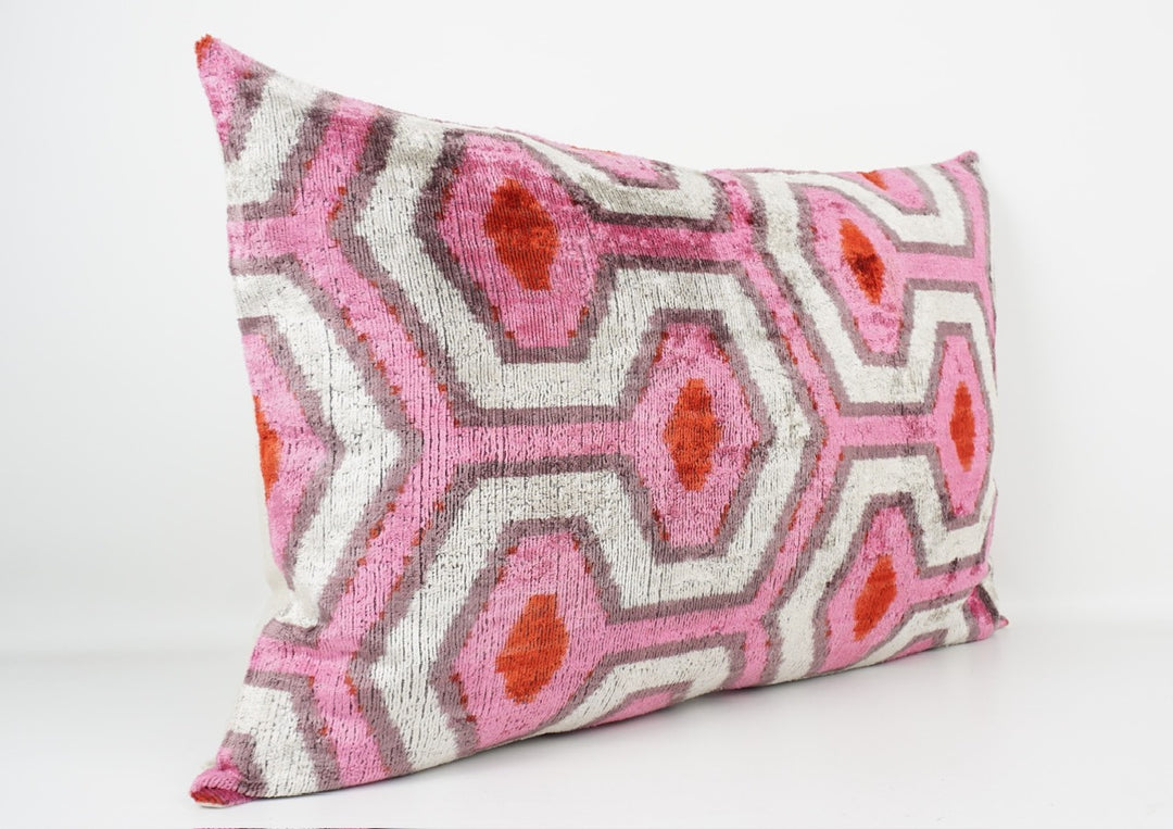 Kissenhülle 40×60 mit Hexagon-/Wabenmuster in Pink, Greige und Offwhite; Vorderseite aus 100 % Seide (Silk-Velvet), Rückseite aus Leinen, sanfter Glanz.