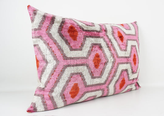 Kissenhülle 40×60 mit Hexagon-/Wabenmuster in Pink, Greige und Offwhite; Vorderseite aus 100 % Seide (Silk-Velvet), Rückseite aus Leinen, sanfter Glanz.