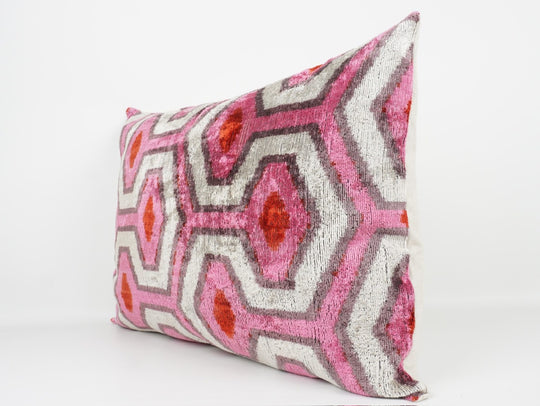 Kissenhülle 40×60 mit Hexagon-/Wabenmuster in Pink, Greige und Offwhite; Vorderseite aus 100 % Seide (Silk-Velvet), Rückseite aus Leinen, sanfter Glanz.